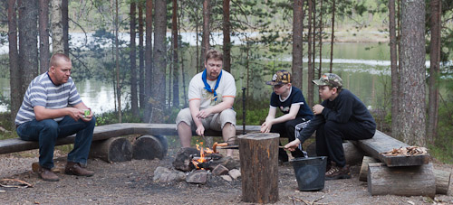 Makkaranpaistoa Saari-Soljasen kodalla